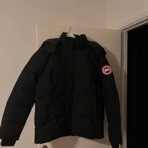Canada Goose - Säljer en svart dunjacka Canada Goose Wyndham. Har endast haft på mig den förra vintern. Der är som ny utan defekter och både materialet och kvaliten är jättebra. Storlek L. Varje ficka är uppdelad på två fickor. VID INTERESSE ELLER FLER FUNDERINGAR SÅ ÄR DET BARA ATT HÖRA AV SIG. 
