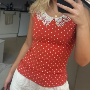 Prickig topp - söt prickig topp 🤍 står ingen storlek men passar mig som vanligtvis har storlek s 