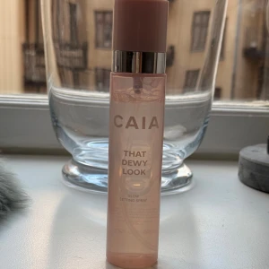 NY annons då den andra inte funkade. CAIA That Dewy Look Setting Spray - Glow setting spray från CAIA i en snygg cylinderformad flaska med ljusrosa lock och silverdetalj. Ger en fräsch, daggig finish och håller sminket på plats. Perfekt för dig som vill ha extra glow och återfuktning under dagen. Jag har testat den några gånger och skulle säga att det är 90-95% kvar i flaskan så den är ju som ny. 