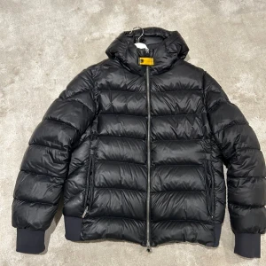  Parajumpers jacka sheen  - Vänstra ficka är trasig och har även ett väldigt litet hål som är täckt med svart textil tejp, annars är jackan i väldigt fint skick. Väldigt varm o bra till vintern