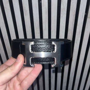 Bälte h spänne svart - 110cm, 5 hål, oanvänt, svart, silver