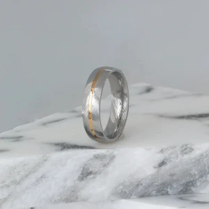 Aureline Ring - ✔ Material: Damascus-stål & gulddetalj ✔ Bredd: 6mm ✔ Design: Unik mönstring med elegant gulddetalj ✔ Insida: Polerad för maximal komfort ✔ Egenskaper: Slitstark, rostbeständig & hypoallergen OBS‼️‼️BETALNING SKER VIA ENVICTUS HEMSIDA!🤩