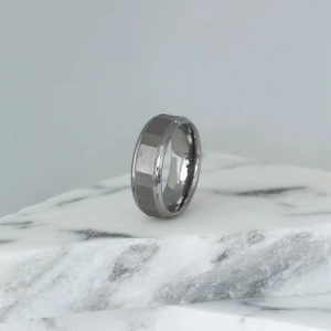 Gladius Ring - ✔ Material: Tungsten ✔ Bredd: 8mm ✔ Design: Fasetterad & borstad yta ✔ Insida: Polerad för maximal komfort ✔ Egenskaper: Svårslagen reptålighet.       OBS! ‼️‼️BETALNING SKER PÅ ENVICTUS Hemsida🤩