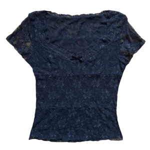 Vintage y2k spets emo tröja - snygg svart spets tröja, vet ej storlek eller märke men skulle säga är en S-M