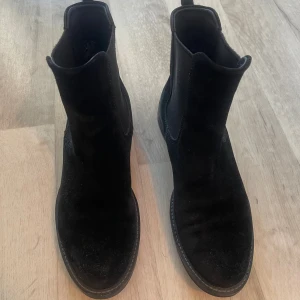 Tidlösa och mjuka ECCO ankle boots – stil och komfort i ett! - Klassiska ECCO boots i tidlös design som passar till allt! Tillverkade i mjukt och följsamt skinn som formar sig perfekt efter foten.  Med sin komfort och dämpning är de bekväma att gå i hela dagen.  I mycket bra skick