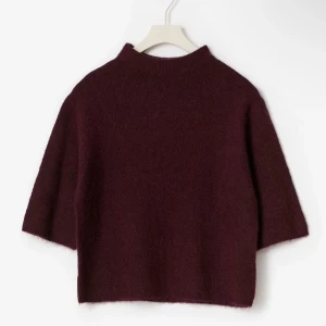 Vinröd stickad tröja Gina Tricot - Mysig vinröd stickad tröja från Gina Tricot med kortare/halvlånga ärmar. Tröjan passar till höstkvällar, under vintern men också under en sen sommarkväll! ‼️Den är inte hög i hals! Upplevs endast så på de 2 första bilderna, detsamma med armarna (dem är kortare) Finns en tydligare bild i slutet. 💛