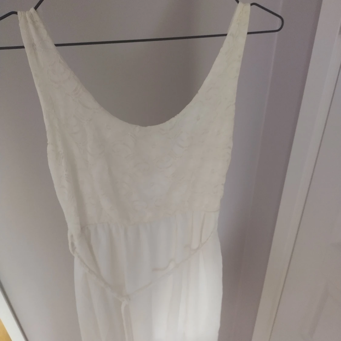 Vit långklänning med spetsdetaljer