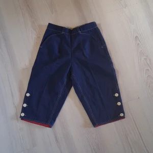 50 tals snickarbyxor  - Säljer snickarbyxor byxor från 50-talet! Det finns dock ett litet hål i en sömm kan skicka bild på hålet. Passar en xxs. Köparen står för frakten.Hund finns I hemmet!🐕