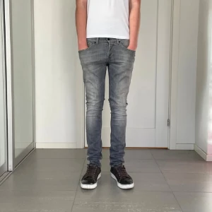 Dondup’s - Feta Dondup’s till ett bra pris, jeansen är knappt använda och passar ”slimfit” Storleken är Dondup storlek 30. Priset är inte hugget i sten, vid fler frågor så är det bara komma DM 📩