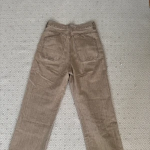 A-dsgn jeans - Beiga/bruna jeans från a-dsgn. Jag har vanligtvis storlek 38, säljer pga att jag tycker de sitter lite för tight på mig. Helt oanvända. Storlek 27/S. Jeansen är högmidjade som syns på bilden och jag är 170 lång 💕