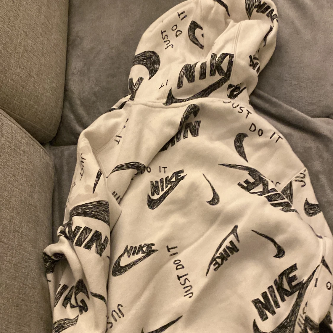 Nike hoodie med svart logga och print - 1