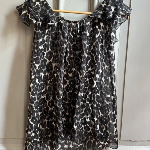 Leopardmönstrad sidenblus från Valerie - Blus i siden från Valerie. Synlig fin dragkedja i ryggen. Nyskick. Storlek Small / 36