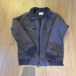 Grå bomberjacka från Levi's - Skön levis höstjacka