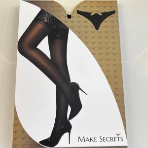 Svarta stay-ups med spetskant  - Snygga svarta stay-ups från Make Secrets med bred spetskant upptill och förstärkt tå. Tunn, transparent kvalitet (15 denier) och silikonremsa för att sitta på plats. Perfekta när du vill ha en elegant look med extra detalj.