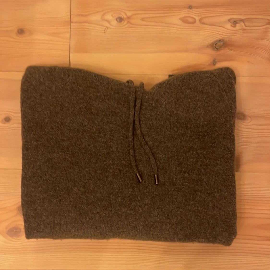 Mörkgrå stickad hoodie med huva