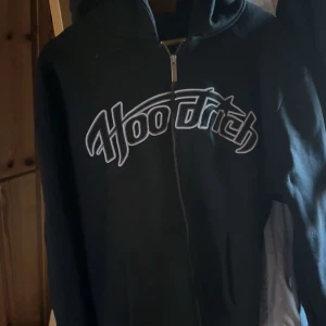 Svart hoodie med dragkedja från Hoodrich - Säljes då den inte används. Köpt i Stockholm. Aldrig använd, storlek L men är stor i storleken så är mer som L/Xl