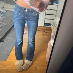 Jeans - Storlek 152/Jag säljer mina mörkblåa jeans som växte ur mig väldigt snabbt och har inte använts så många gånger.Buxorna är i bootcut. De sitter bra och är snygga men har ingen användning för dem❤️