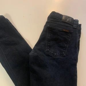 Nudie Jeans - Säljer ett par svarta jeans ifrån Nudie Jeans, W30L34, hör av dig vid eventuella frågor.