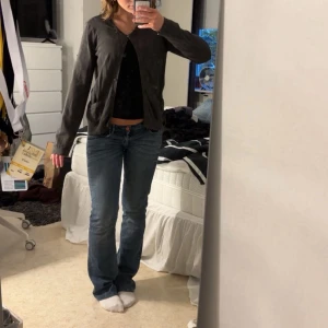 Mörkgrå kofta från Stockh LM, stl S - Säljer en stilren mörkgrön kofta från Stockh LM i storlek S. Koftan har knappar framtill, två fickor och är långärmad. Materialet känns mjukt och lätt, troligen bomull eller bomullsblandning.