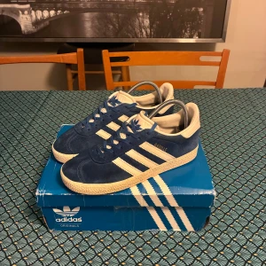 Adidas Gazelle - Blåa Adidas Gazelle i fint skick!