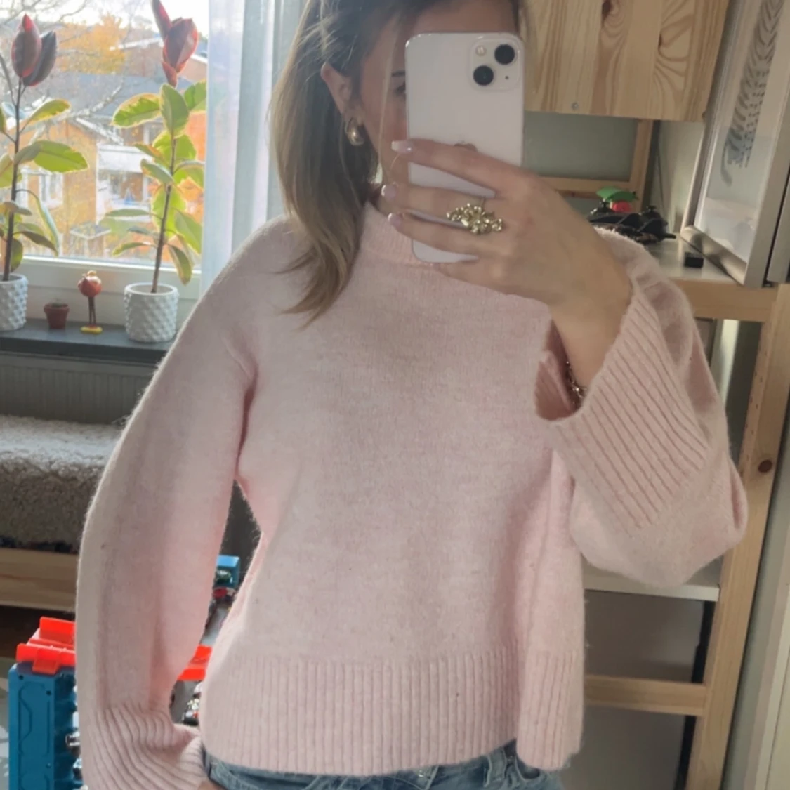 Ljusrosa stickad tröja med breda ärmar