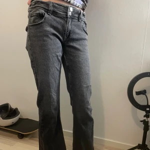 Ginatricot jeans 164 - Snygga bootcut jeans i svart/grå från Ginatricot. Storlek 164. Mycket bra skick! Har resår i midjan. Kontakta mig om du har några frågor 💕