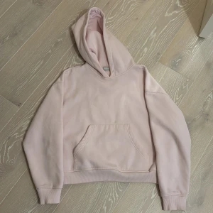 Rosa hoodie - Rosa hoodie från lager 157. Storlek xs. Den har gått några små fläckar som inte går bort men annars är den i bra skick.