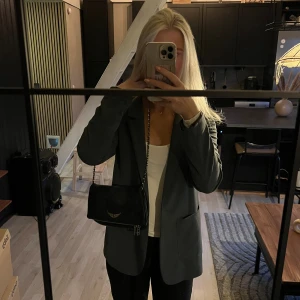 Svart Zadig & Voltaire väska  - Säljer min älskade Zadig väska. Tidslös och passar till allt. I använt skick. Kan tänka mig att sänka priset☺️