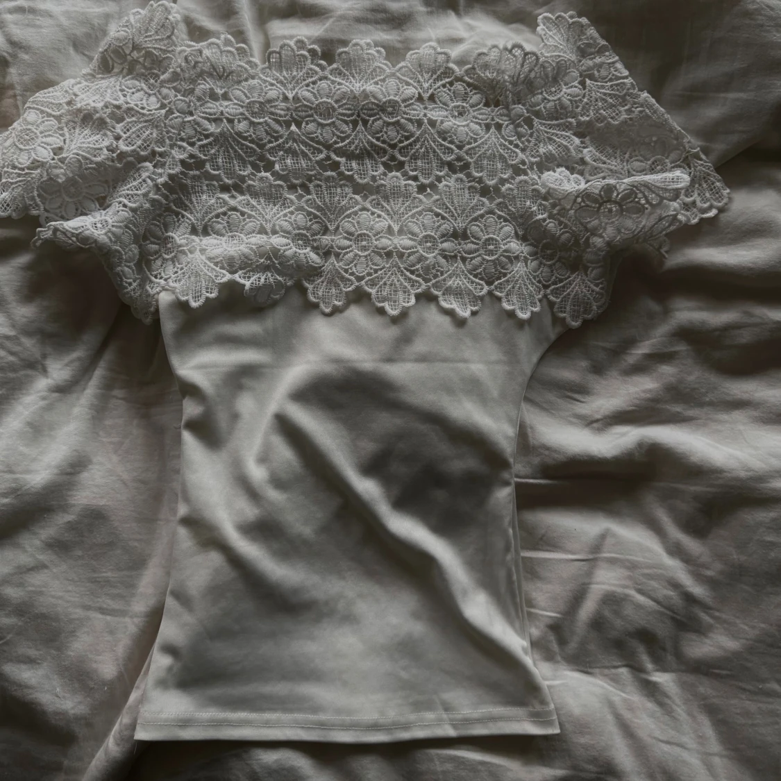 spets offshoulder tröja 