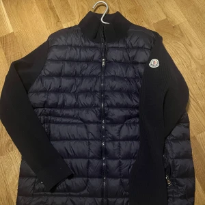 Moncler cardigan jacka  - En stilig modern jacka till salu, storlek 2 som motsvarar M, nfc Scan och Qr kod, den är oanvänd helt ny säljer pga stor på mig 