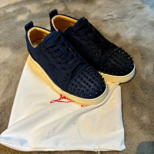 Navy Blue sneakers från Christian Louboutin - Tjena, säljer dessa mörkblå loubs i storlek 41. (Passar 41,5) Säljer pga att de inte används längre. (Kvittto finns) Hör av er vid fler frågor eller funderingar! ”Pris går alltid att diskuteras, inte hugget i sten!”
