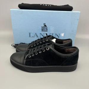 Lanvin Dbb1 Nappa Cap Toe Sneaker Svart - • The shoes are gently used and in good condition  • Size: EU41 / UK7 (fits 42)  • Color: Black  • Retail price: 5000 SEK / 450€  • Box, dustbag & new laces are included