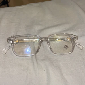 Chrome hearts glasögon  - Hej, säljer mina chrome hearts glasögon för jag använder ej dem längre och vill ha dem sålda, köpta för 1500kr på stockX och är perfekta för kommande sommaren eller bara nu i vintern, skit bra kvalité. 