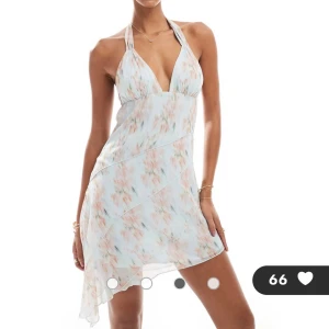 Klänning - Superfin asymmetrisk klänning med öppen rygg. Endast använd en gång så i princip ny!