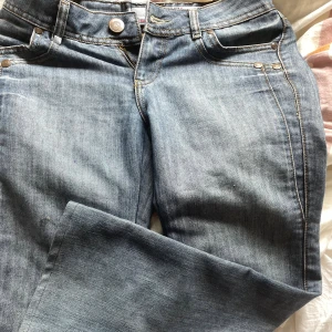 Blå bootcut jeans från ReActive - Snygga blå bootcut jeans från ReActive o har lite små detaljer på bakfickor 