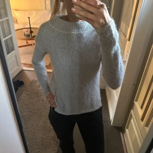 Ljusgrå stickad tröja Marc O'Polo - Supermysig ljusgrå stickad tröja från Marc O'Polo med högre krage och lång ärm. Tröjan har en rak passform och är perfekt för kyliga dagar. Materialet är mjukt och ger en chill vibe till din outfit. Tröjan är i bra skick, har en del noppror men inget man direkt ser när man har på sig tröjan, pris kan diskuteras.🥰