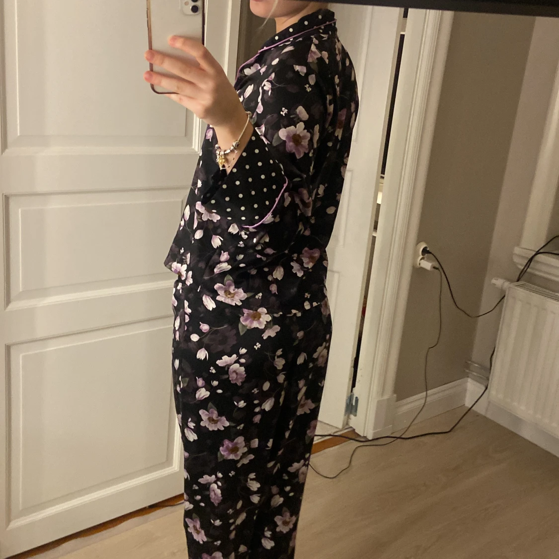 Svarta blommiga pyjamasbyxor med prickiga detaljer med matchande tröja  - 2