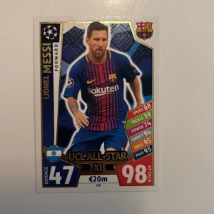 UCL All-Star XI - Lionel Messi - Samlar- och spelkort från Match Attax med fotbollsstjärnan Lionel Messi i FC Barcelona. Perfekt för dig som älskar fotboll, samlar på kort eller vill boosta ditt lag i trading card game! Korten visar Messis imponerande stats och är ett måste för unga fans.