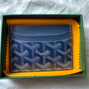 Märkes plånbok - Säljer nu en riktigt fet och stilren Plånbok, riktigt bra skick, hör av er vid fler funderingar. Det❗️är❗️en❗️rep❗️