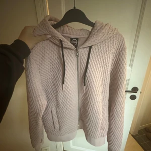 Ljusrosa Colmar hoodie med dragkedja - Supersnygg ljusrosa hoodie från Colmar. Köpt för 2100. Aldrig använd. Storlek S 🩷🩷🩷