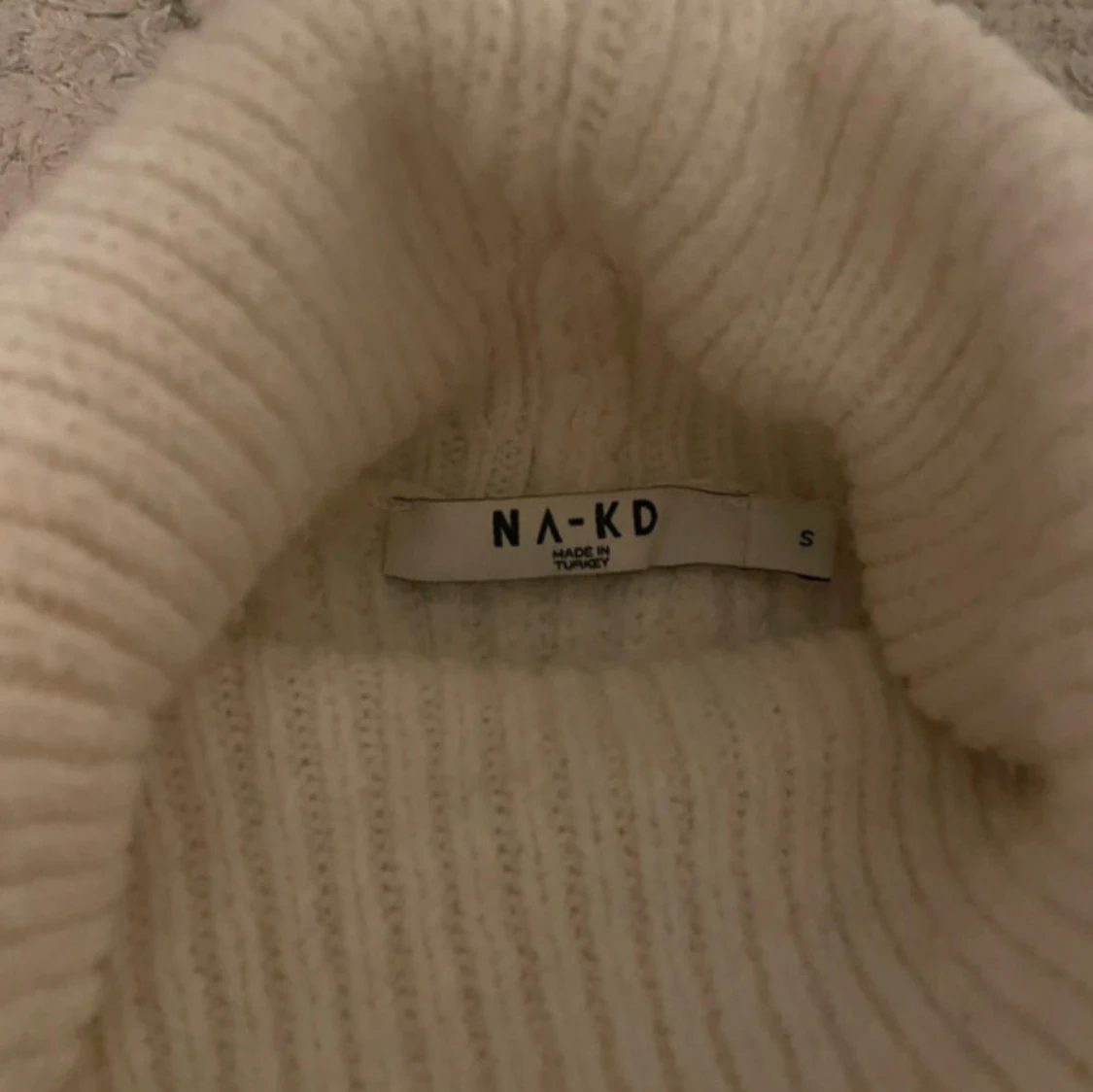 Beige stickad väst från NA-KD - 1