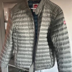Colmar pufferjacka (M) - Colmar jacka i bra skick utan några skador eller liknande.     Storlek 52 vilket motsvarar M 🙌🍃🍂