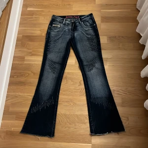 Coola jeans! - Dessa jeans köpte jag förra året från second hand men är fortfarande i gott skick och använt bara några få gånger av mig! Passar toppen på mig som är runt 165 och har vanligtvis 34-36 i jeans, men just dessa kan också passa någon i 32! kontakta mig ifall om ni är intresserade 🥰💕