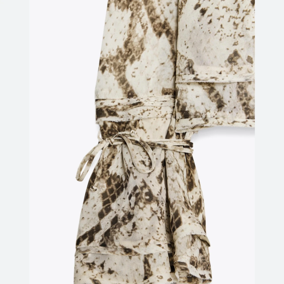 Ormskinnsmönstrad blus från Zara - 2