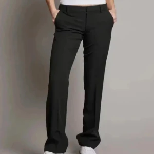 Svarta kostymbyxor - Fina kostymbyxor från bikbok❣️lite slinta längst ner