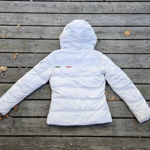 Vit dolmite jacka - En vit dolmite jacka i storlek XS, nypris 5299kr. Använd ett fåtal gånger, mycket fint skick. Finns en röd och marinblå upplagda med! 🤍 -glansig