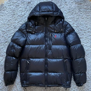 Ralph Lauren Glossy Gorham jacka - Säljer en riktigt eftertraktad Raffe jacka! | Utmärkt skick på jackan! | Storlek M. | Ställ gärna frågor innan du köper!