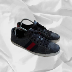 Gucci Ace - Feta Gucci Ace i storlek 43 (UK 8), självklart äkta!! – enkla att matcha och sköna att bära. Ett stilrent val, noggrant utvalt med omsorg av AM Clothing.  📩 Frågor? Hör gärna av dig! 📲 Följ oss här på Plick för fler uppdateringar. ♻️ Tack för att du handlar mer hållbart med AM Clothing!