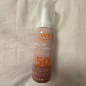 EVY Daily Defence Face Mousse SPF 50 - EVY Daily Defence Face Mousse med SPF 50 skyddar mot blått ljus och UV-strålning. Mousseformulan är lätt, passar alla hudtyper och hjälper till att förebygga mörka fläckar. Perfekt för dig som vill ha långvarigt skydd och återfuktning.