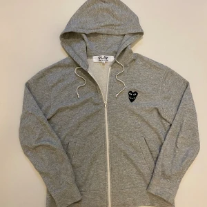 Grå cdg zip hoodie M - Grå CDG comme des garçons play zip hoodie //  Storlek M //  Mycket bra skick //  Skriv vid minsta fråga eller fundering💯🤝